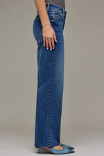 Load image into Gallery viewer, Ella Classic Straight: Hidden Jeans
