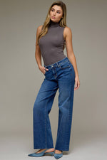Load image into Gallery viewer, Ella Classic Straight: Hidden Jeans
