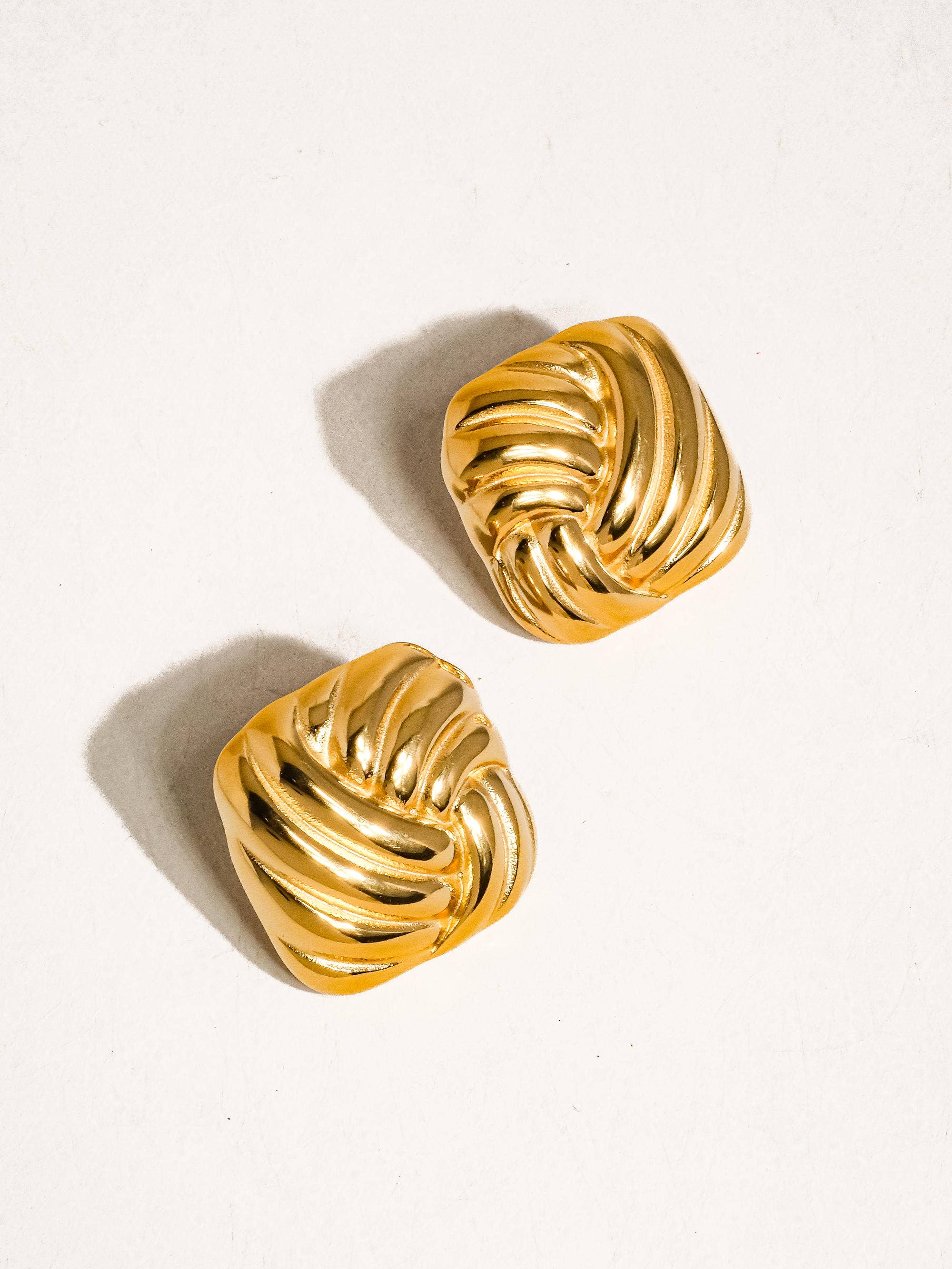 Thel 18K Gold Non-Tarnish Wavy Square Studs