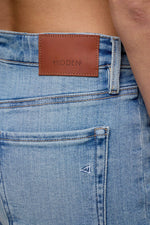 Load image into Gallery viewer, Finn A - Line Short - Hidden Jeans
