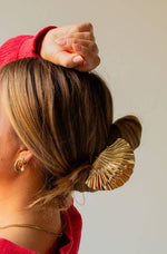 Load image into Gallery viewer, Gold Seashell Hair Claw

